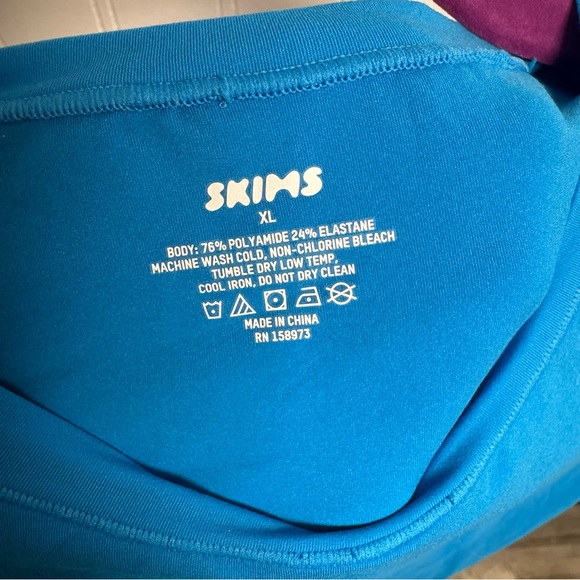 Skims Fits Everybody T-Shirt Bodysuit - Picture 4 of 5